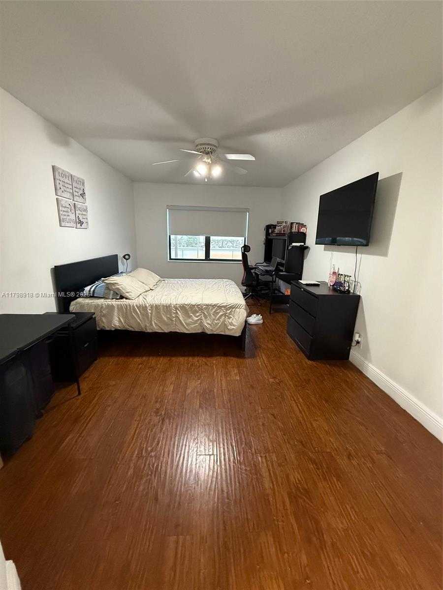 Small Image of 8290 LAKE DR #206, Doral Number 8