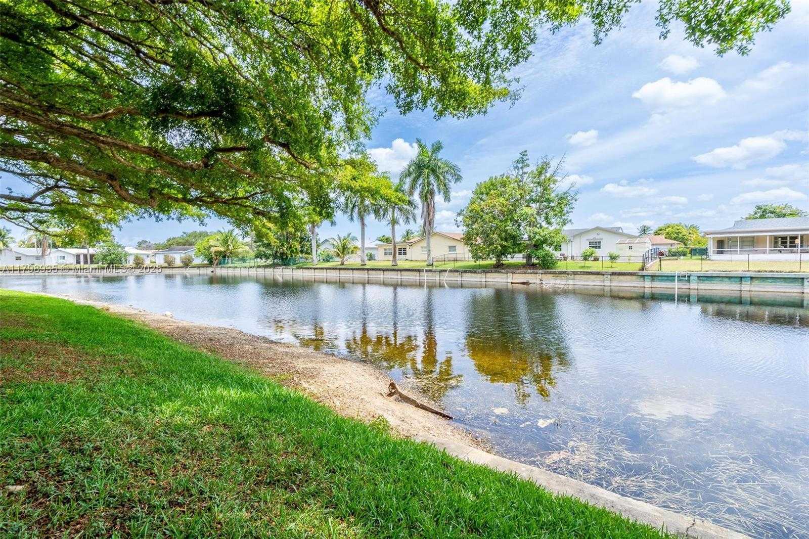 Small Image of 7620 Westwood Dr, Tamarac, FL 33321, USA Number 2