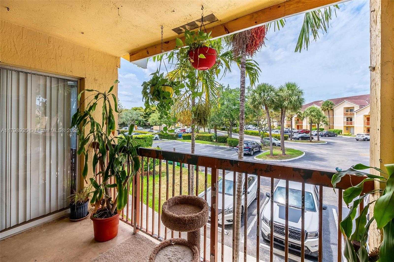 Small Image of 7620 Westwood Dr, Tamarac, FL 33321, USA Number 3