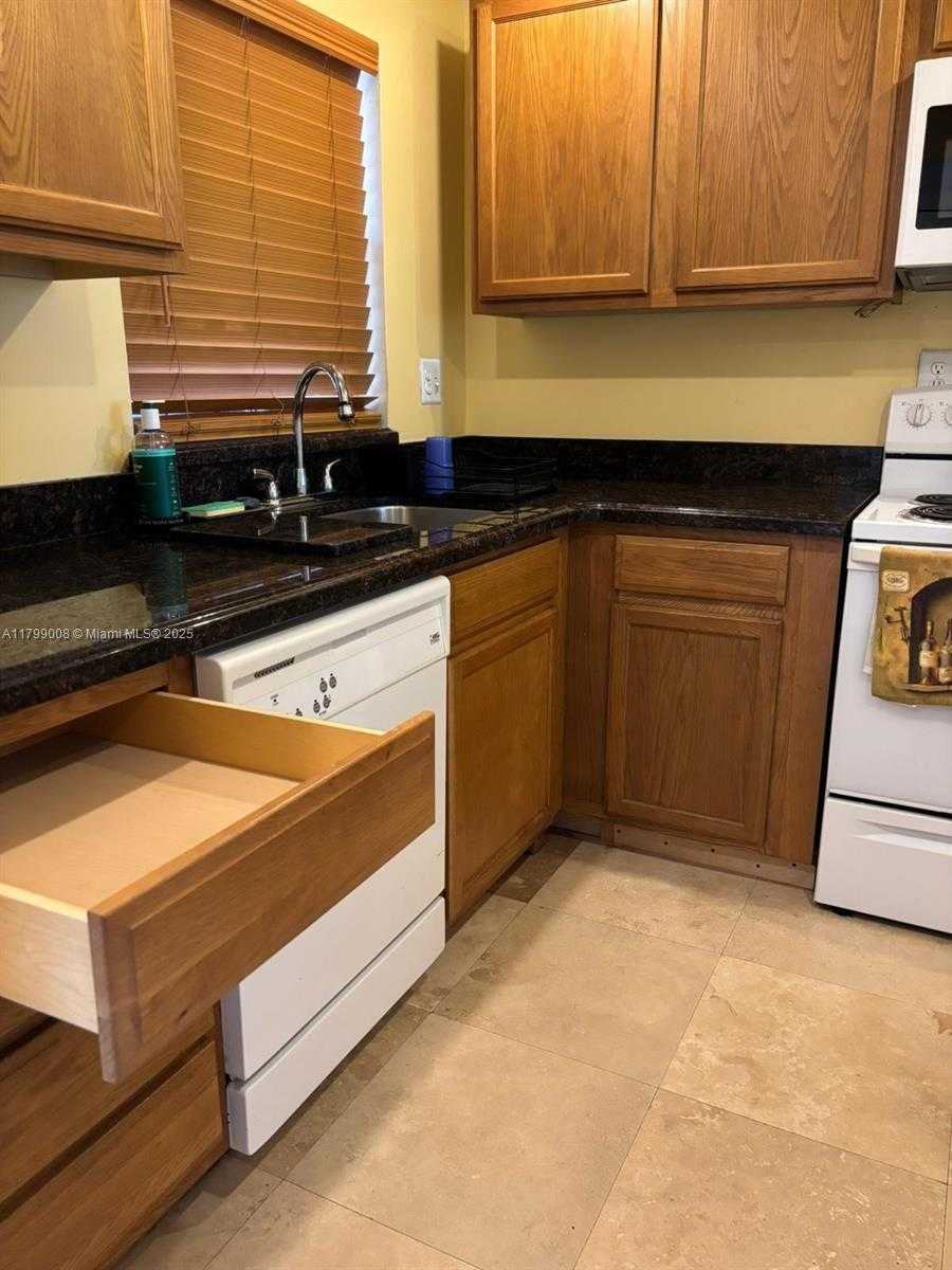 Small Image of 9420 SUNRISE LAKES BLVD #106, Sunrise Number 11