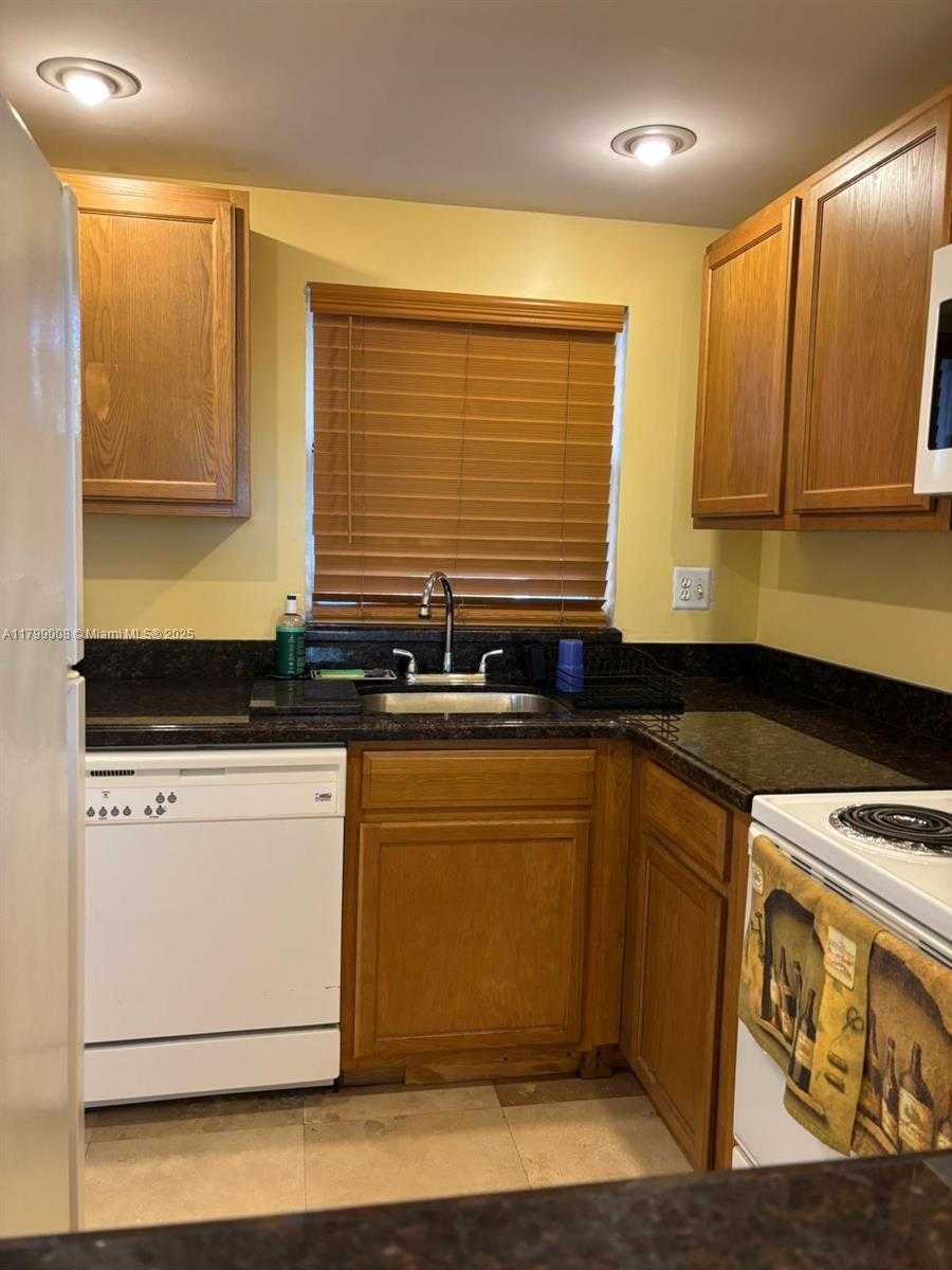 Small Image of 9420 SUNRISE LAKES BLVD #106, Sunrise Number 13