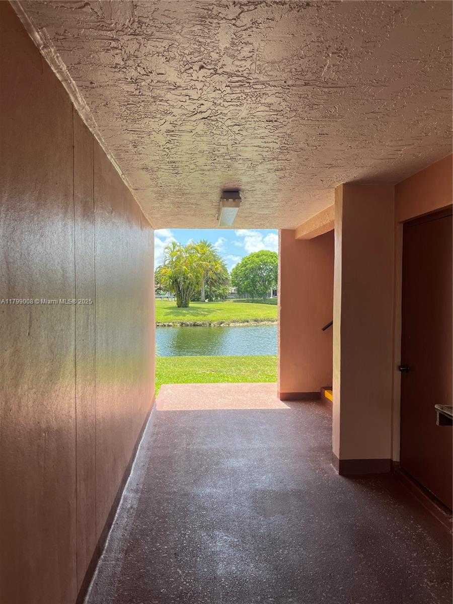 Small Image of 9420 SUNRISE LAKES BLVD #106, Sunrise Number 31