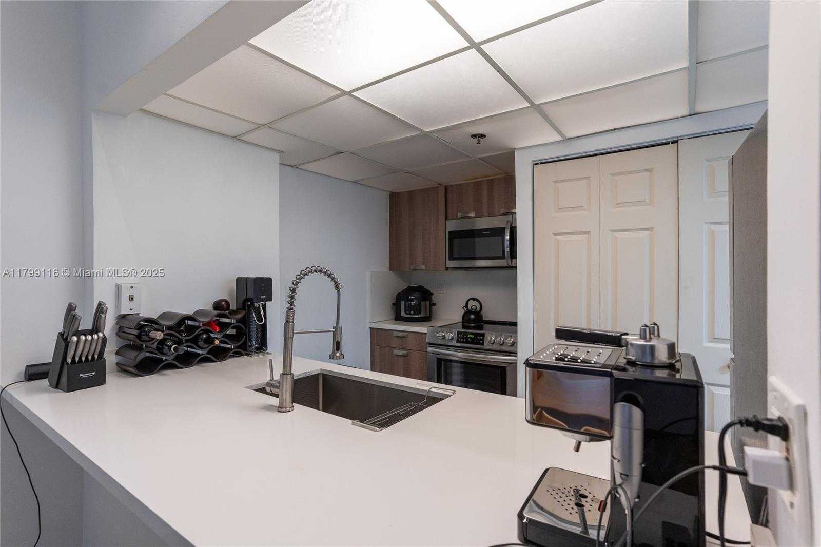 Small Image of 540 BRICKELL KEY DR #202, Miami Number 2