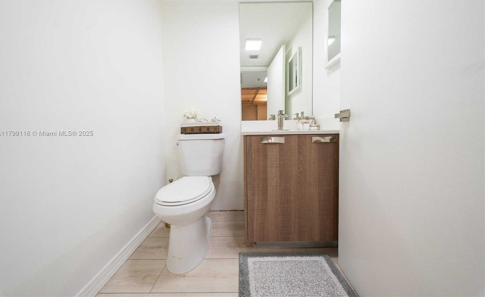 Small Image of 540 BRICKELL KEY DR #202, Miami Number 22