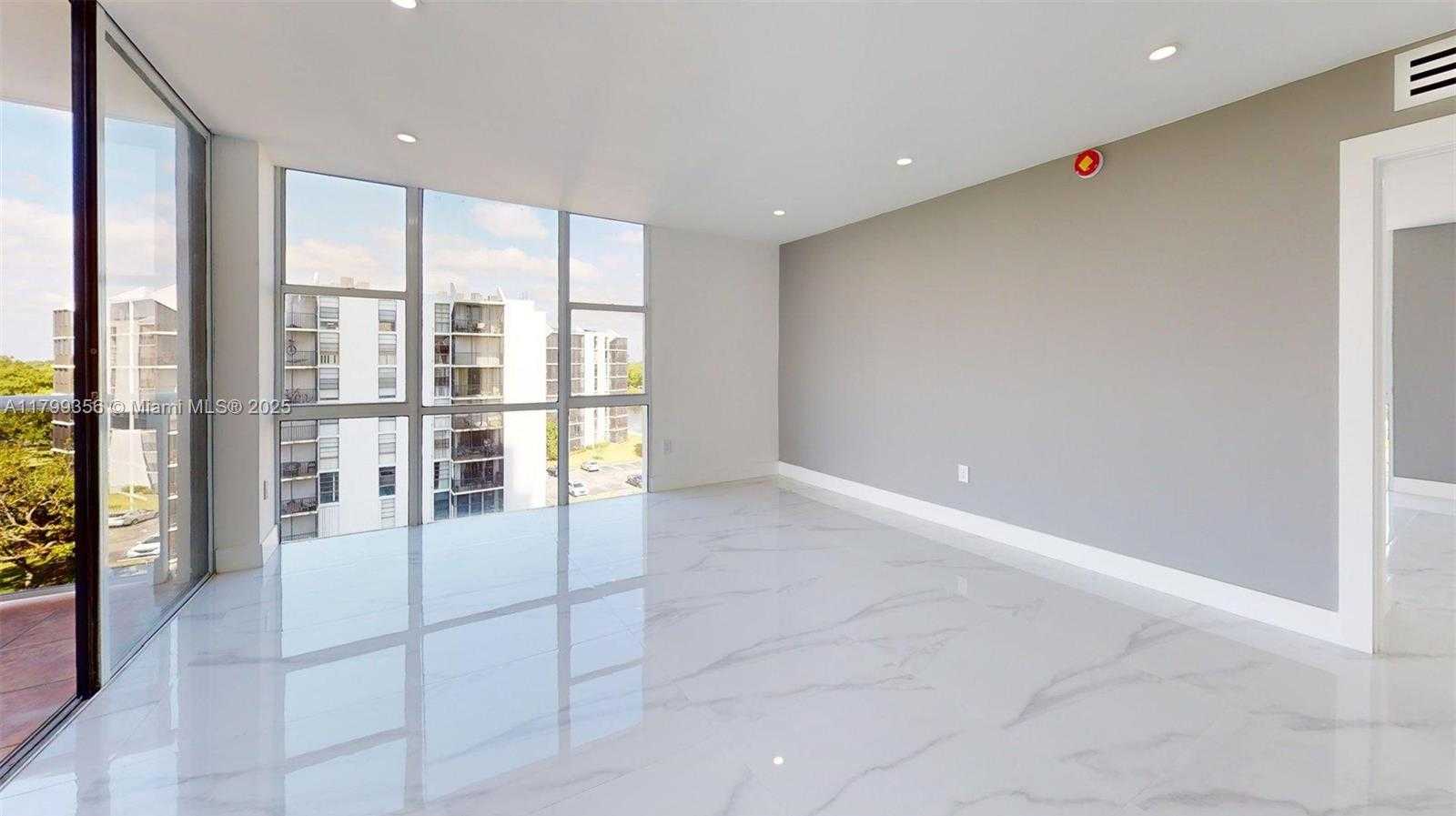 Small Image of 3625 NORTH COUNTRY CLUB DR #609, Aventura Number 4