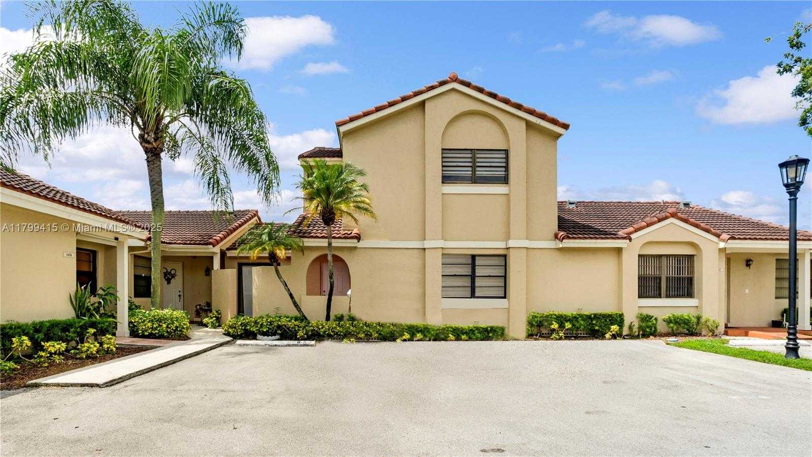 Small Image of 6460 NORTH WEST 170 TH TER, Hialeah Number 2