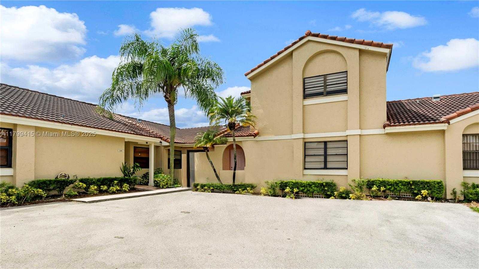 Small Image of 6460 NORTH WEST 170 TH TER, Hialeah Number 3