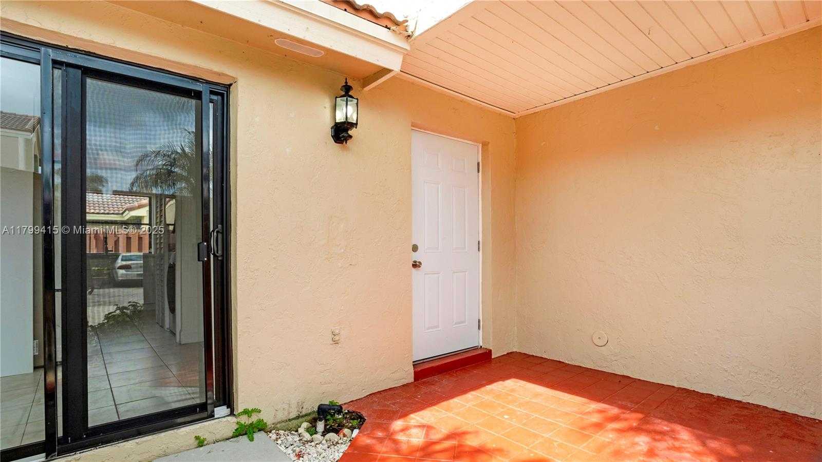 Small Image of 6460 NORTH WEST 170 TH TER, Hialeah Number 4