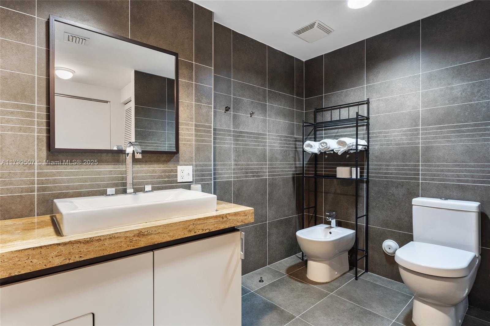 Small Image of 2155 WASHINGTON #401, Miami Beach Number 12