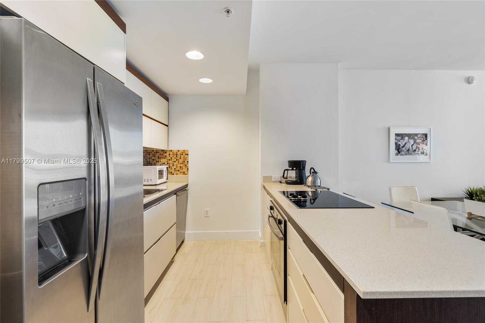 Small Image of 2155 WASHINGTON #401, Miami Beach Number 2