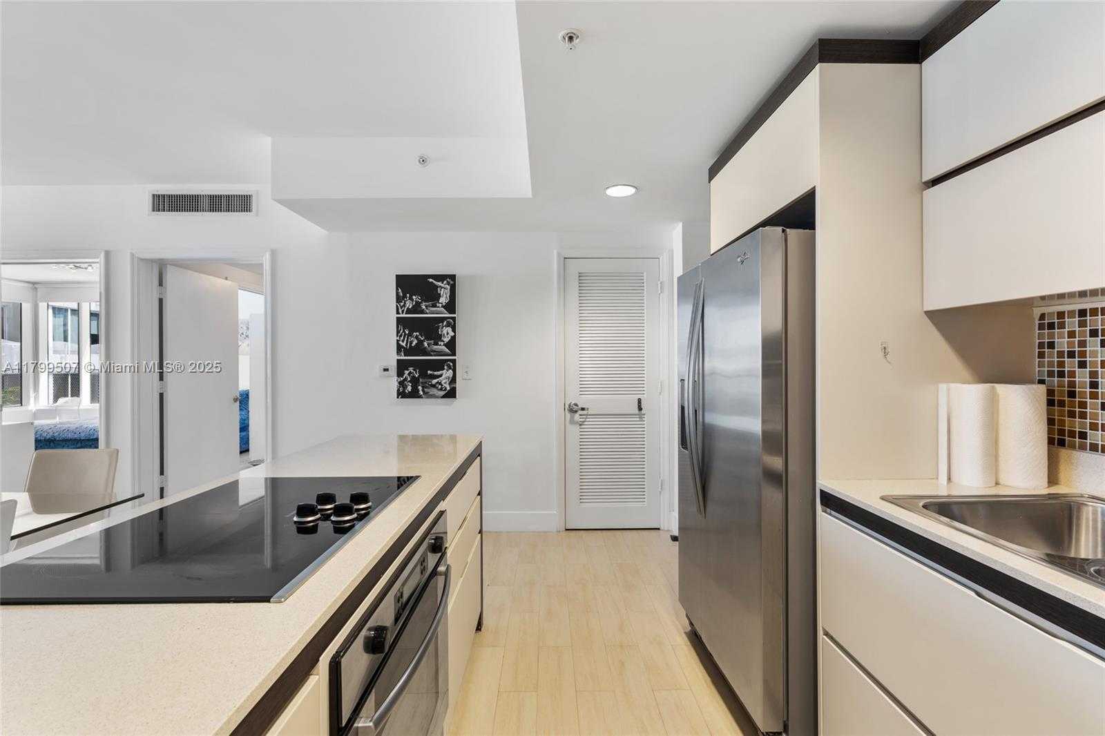 Small Image of 2155 WASHINGTON #401, Miami Beach Number 5