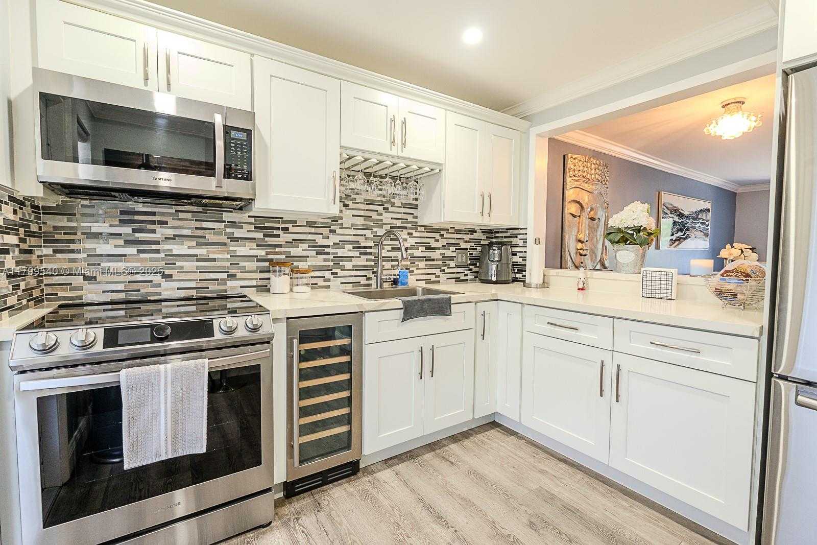 Small Image of 4800 HILLCREST LN #311, Hollywood Number 15