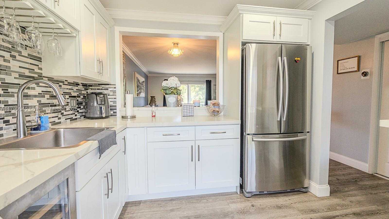 Small Image of 4800 HILLCREST LN #311, Hollywood Number 16