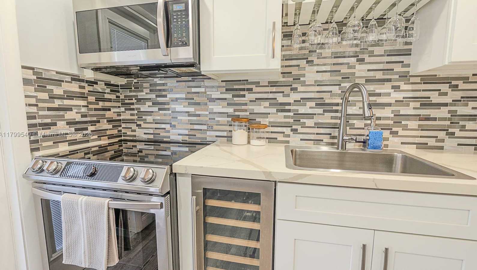 Small Image of 4800 HILLCREST LN #311, Hollywood Number 17