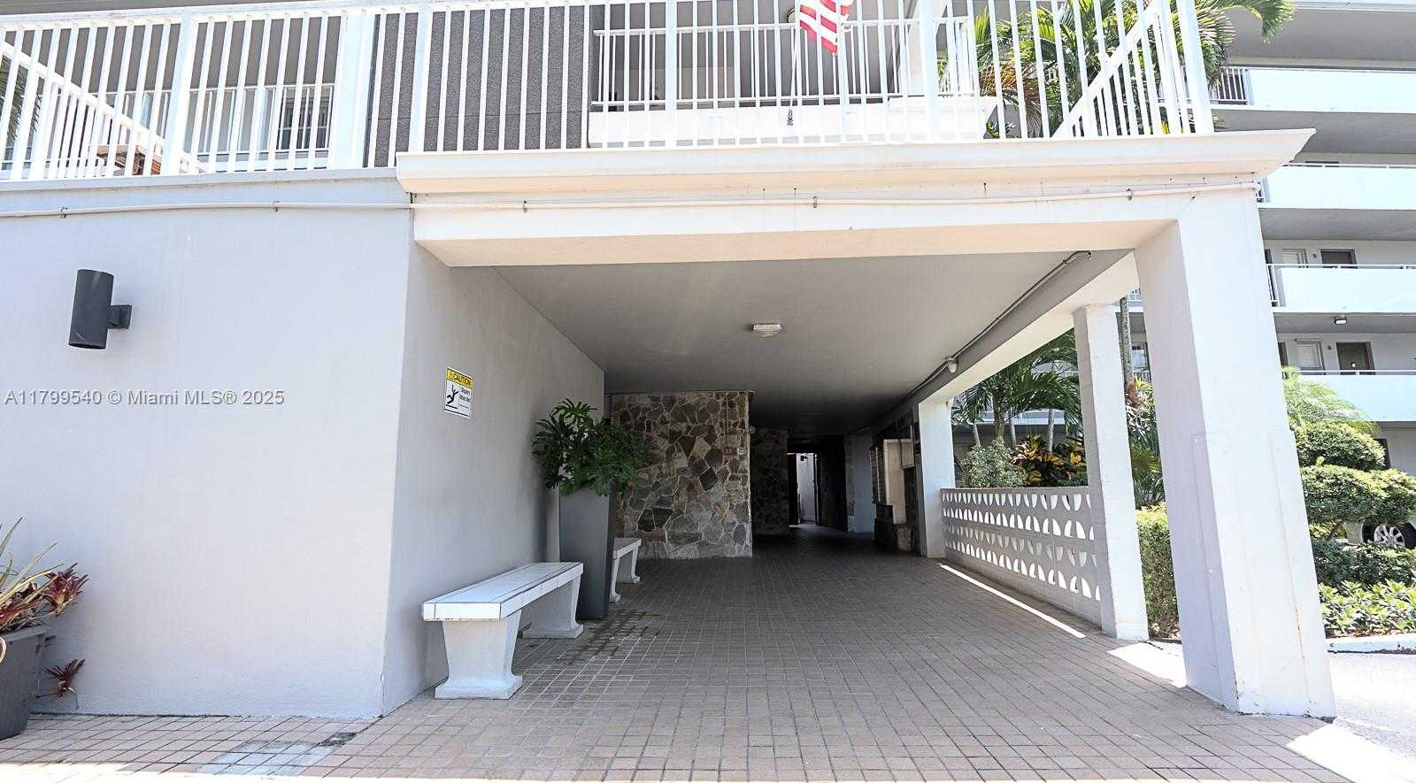 Small Image of 4800 HILLCREST LN #311, Hollywood Number 2