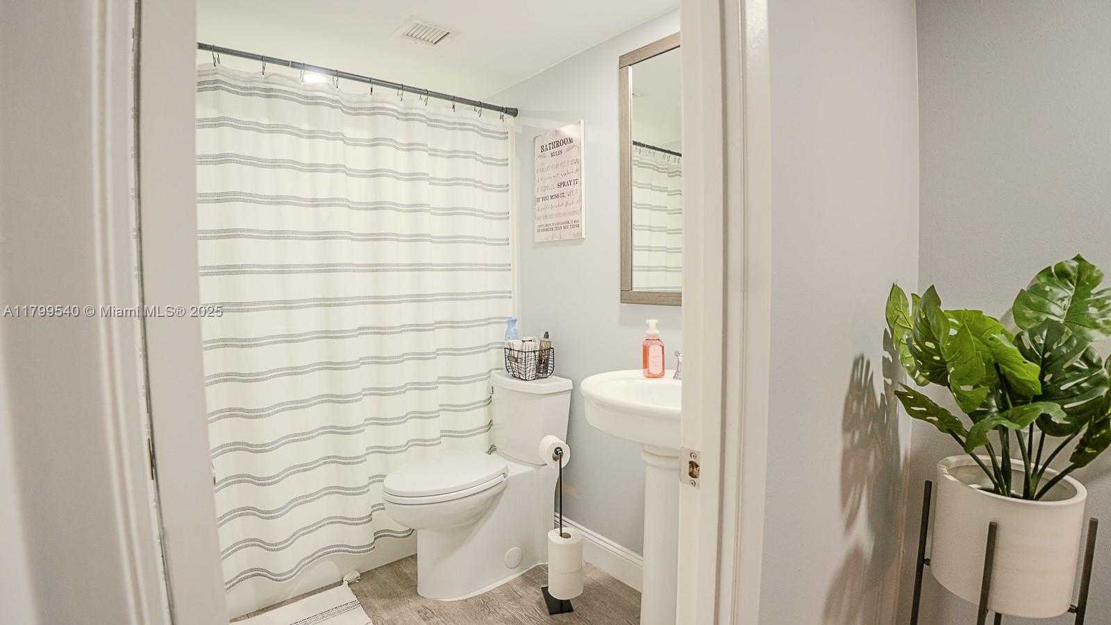 Small Image of 4800 HILLCREST LN #311, Hollywood Number 25