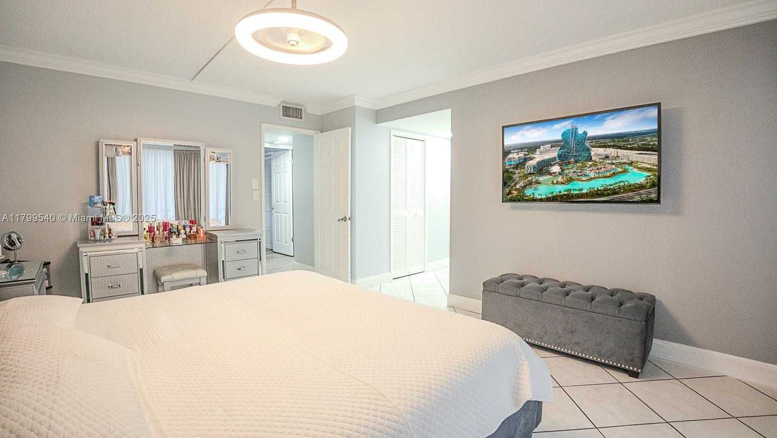Small Image of 4800 HILLCREST LN #311, Hollywood Number 33