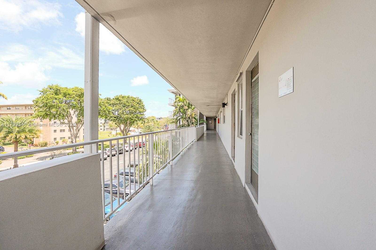 Small Image of 4800 HILLCREST LN #311, Hollywood Number 37