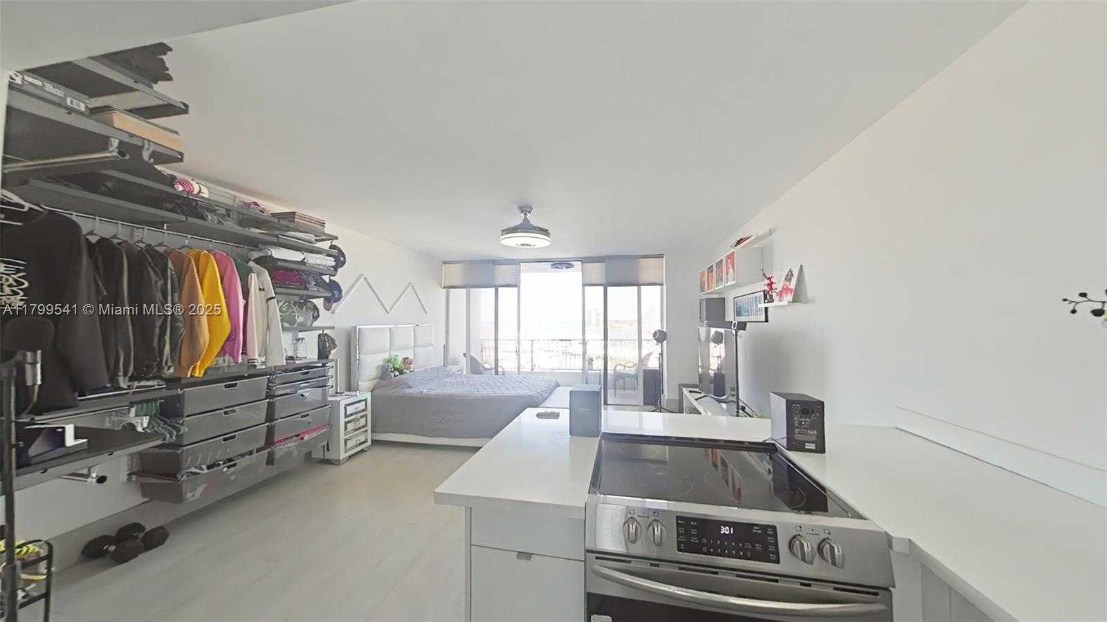 Small Image of 555 NE 15th St, Miami, FL 33132, USA Number 2