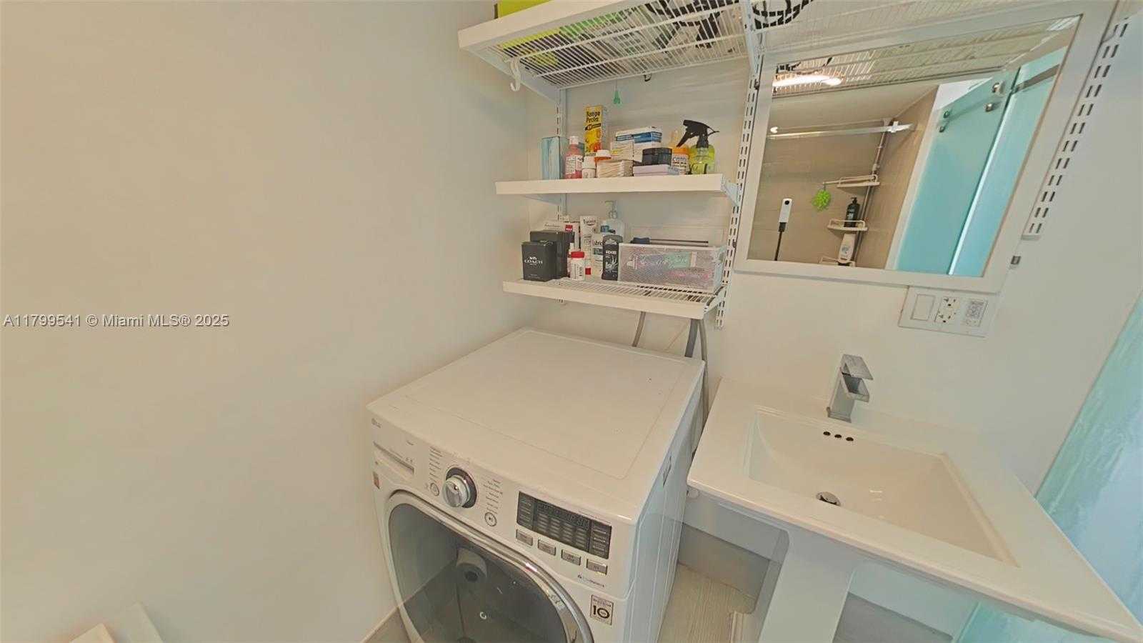 Small Image of 555 NE 15th St, Miami, FL 33132, USA Number 4