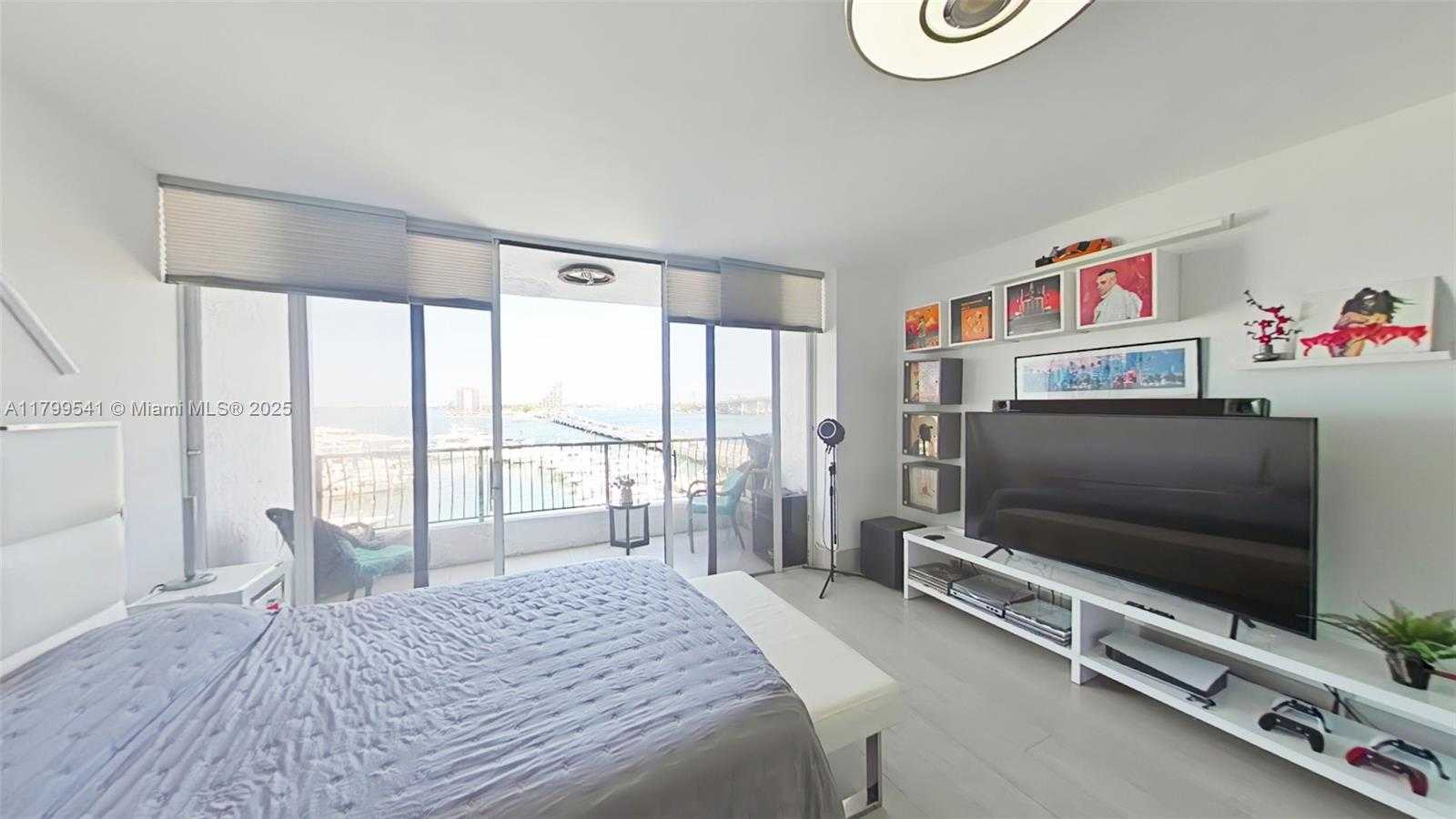 Small Image of 555 NE 15th St, Miami, FL 33132, USA Number 5