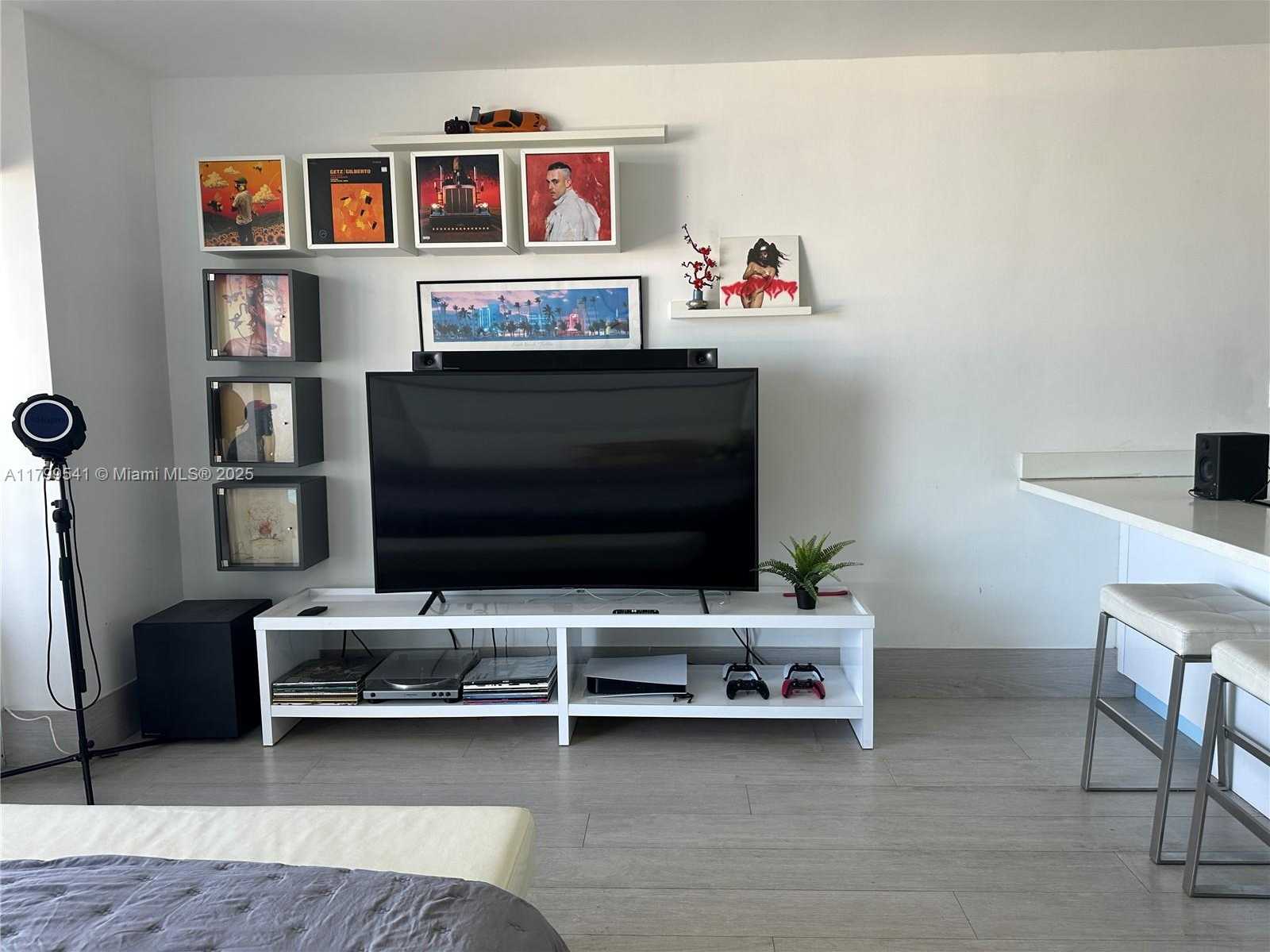 Small Image of 555 NE 15th St, Miami, FL 33132, USA Number 6