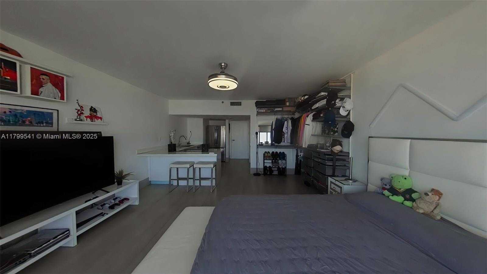 Small Image of 555 NE 15th St, Miami, FL 33132, USA Number 7