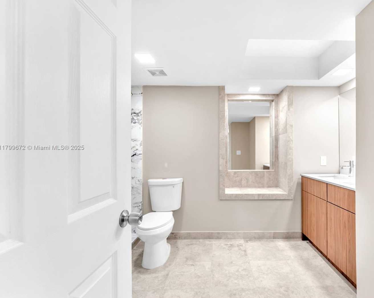Small Image of 801 NORTH VENETIAN DR #208, Miami Beach Number 32