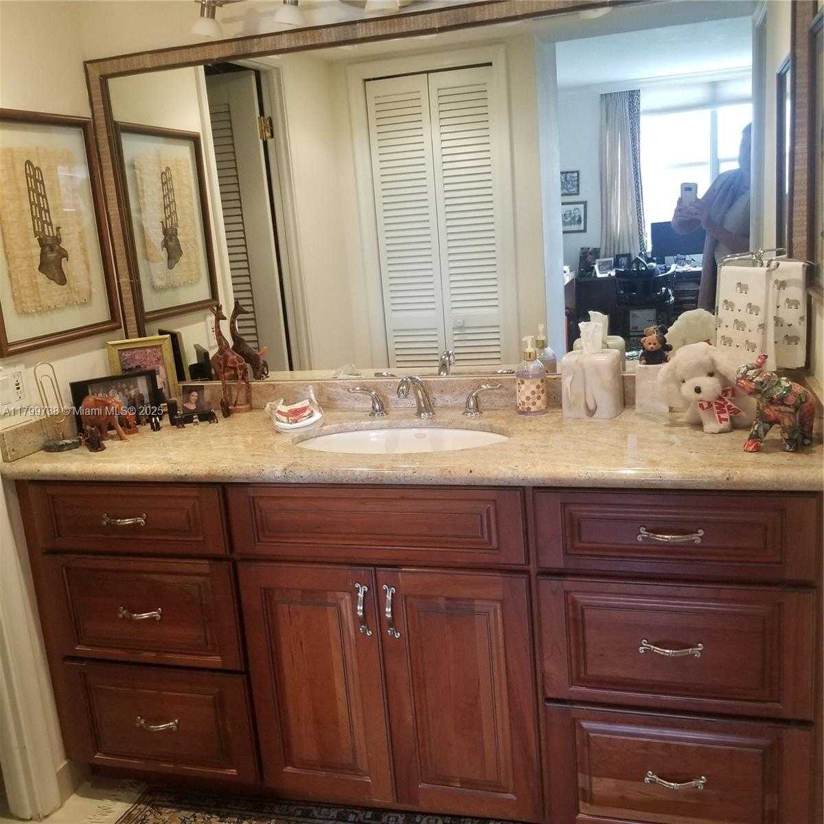 Small Image of 625 BILTMORE WAY #905, Coral Gables Number 4