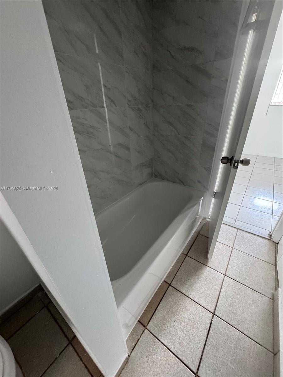Small Image of 2710 WEST 76TH ST #103, Hialeah Number 9