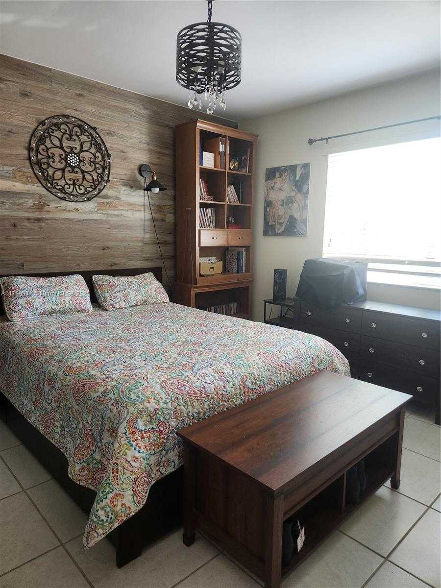 Small Image of 8041 Lake Dr, Doral, FL 33166, USA Number 13
