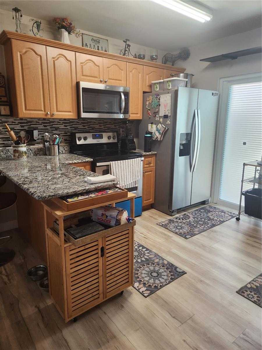 Small Image of 8041 Lake Dr, Doral, FL 33166, USA Number 5