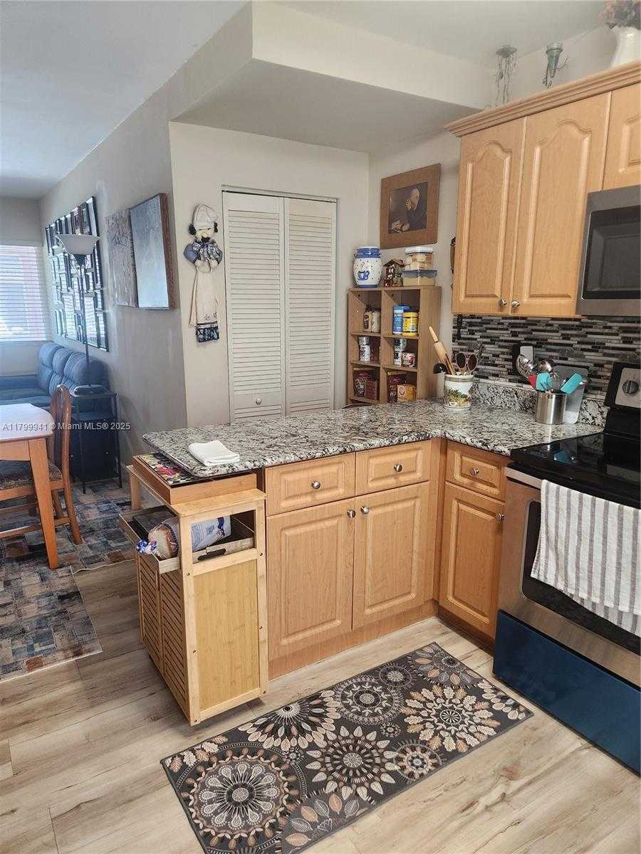 Small Image of 8041 Lake Dr, Doral, FL 33166, USA Number 6