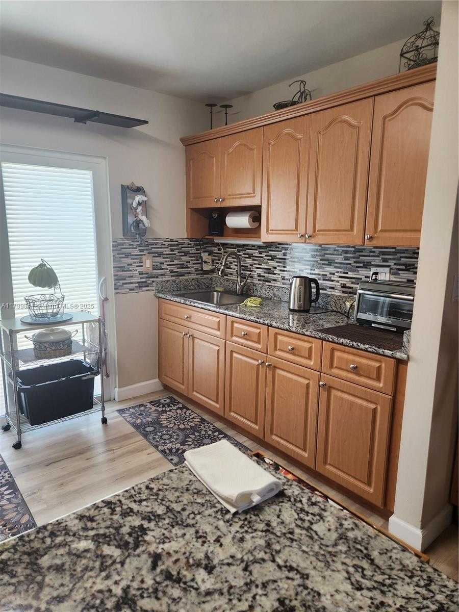 Small Image of 8041 Lake Dr, Doral, FL 33166, USA Number 7