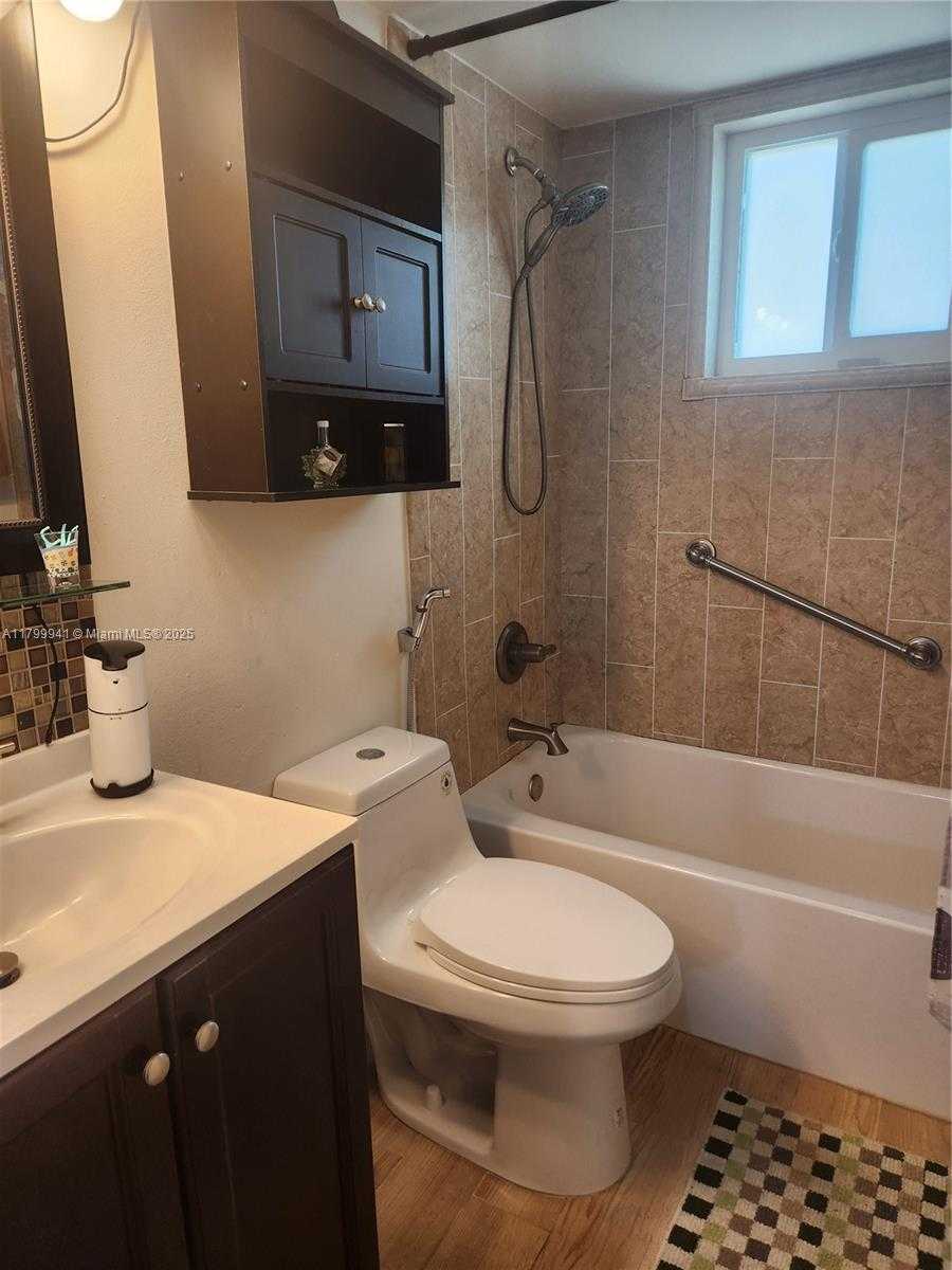 Small Image of 8041 Lake Dr, Doral, FL 33166, USA Number 9
