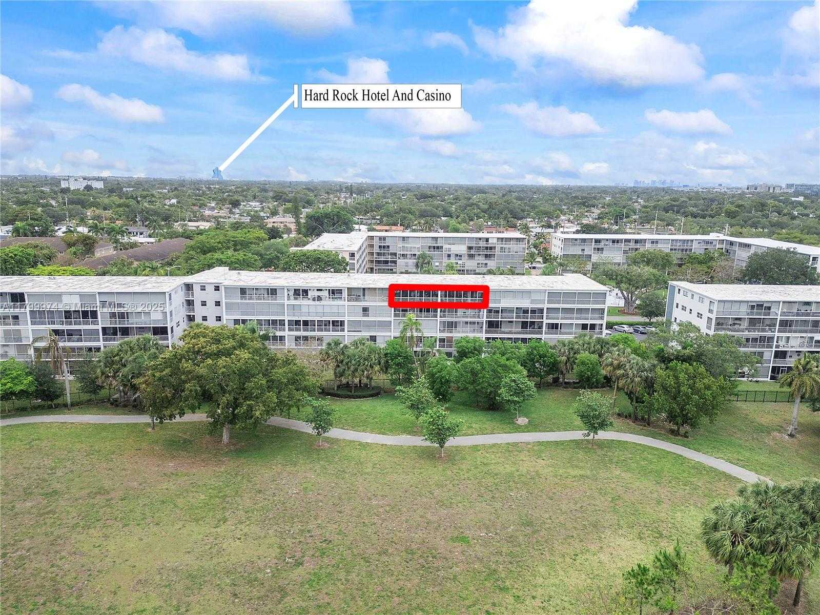 Small Image of 4800 HILLCREST LN #503, Hollywood Number 2