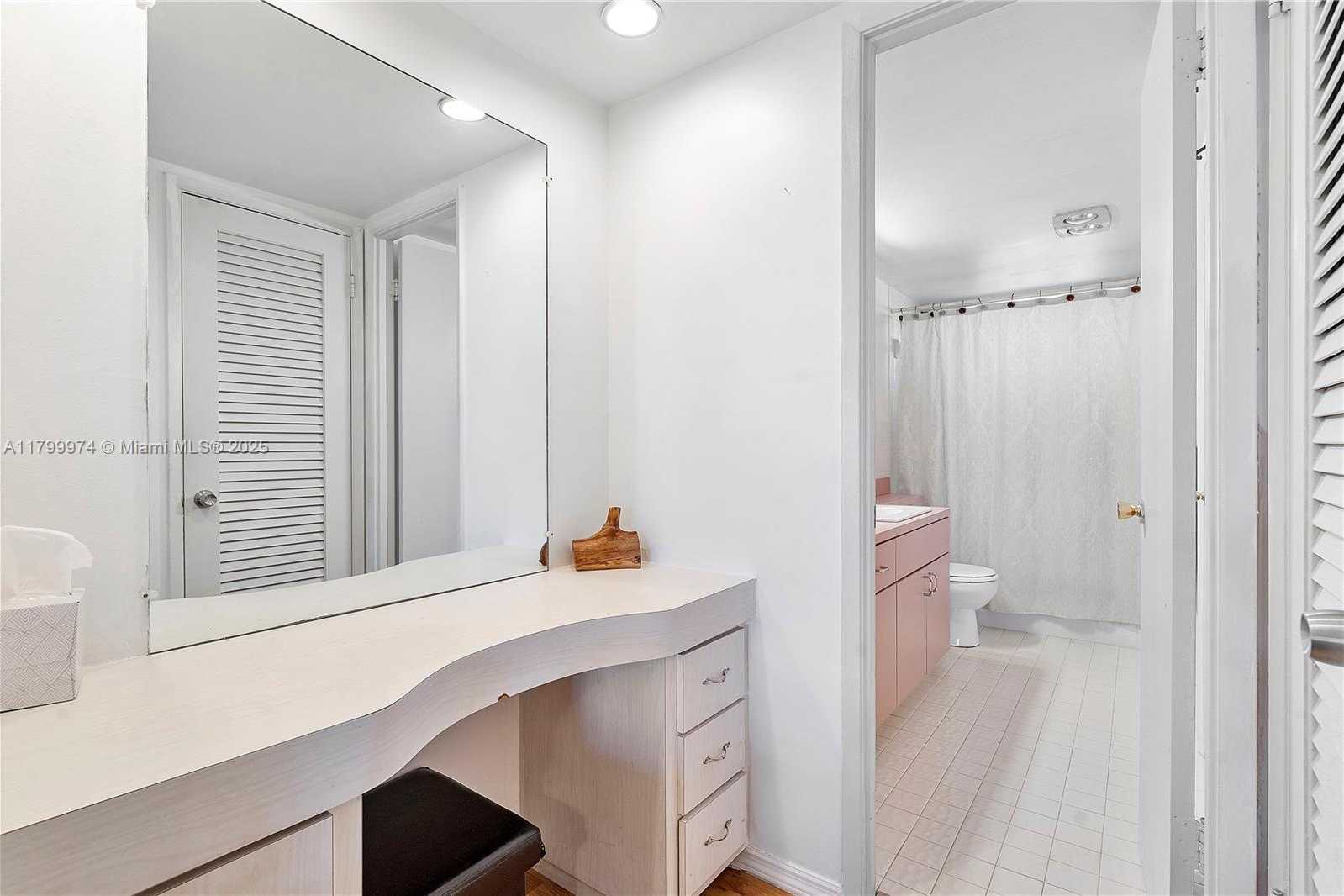 Small Image of 4800 HILLCREST LN #503, Hollywood Number 21