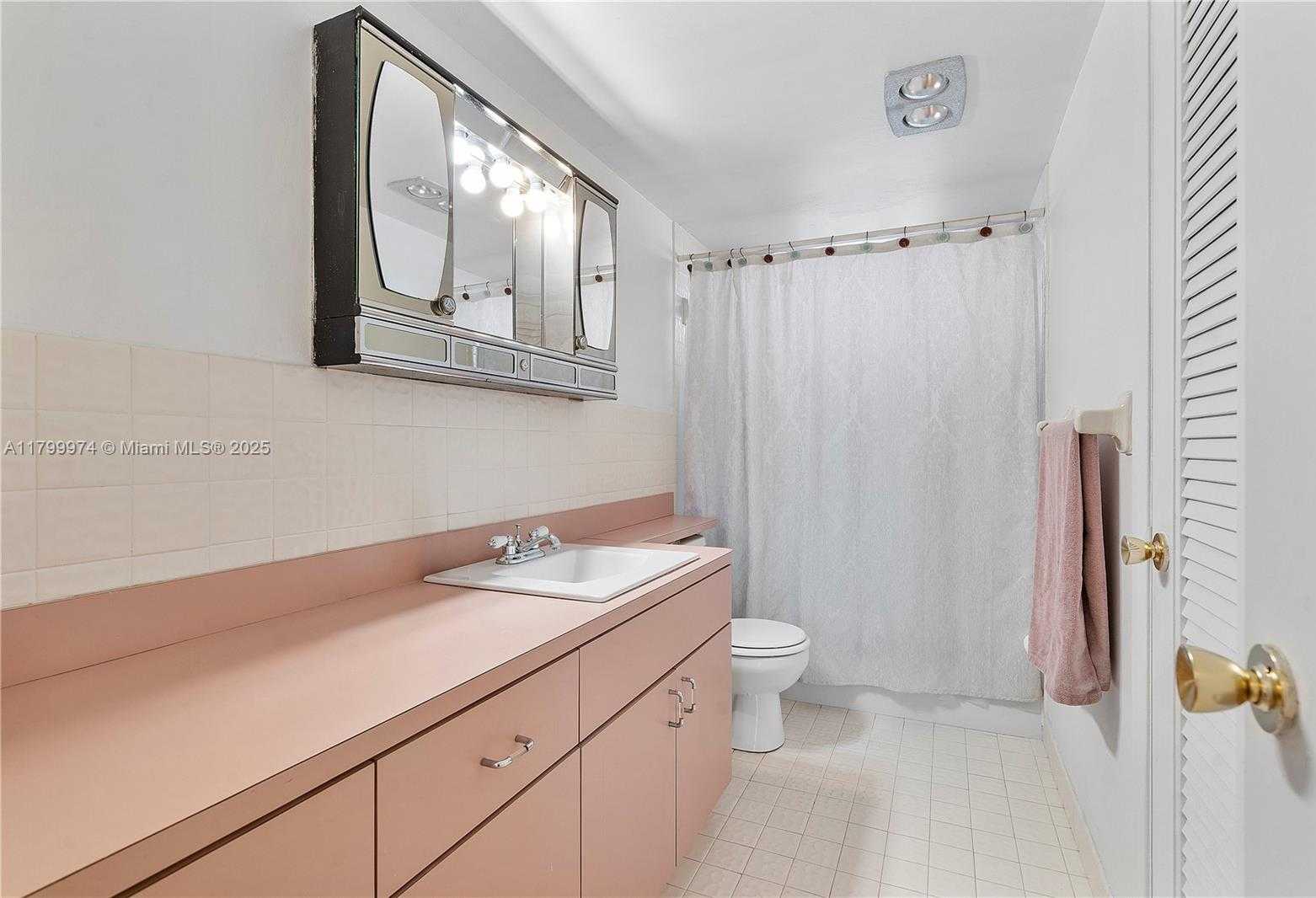 Small Image of 4800 HILLCREST LN #503, Hollywood Number 22
