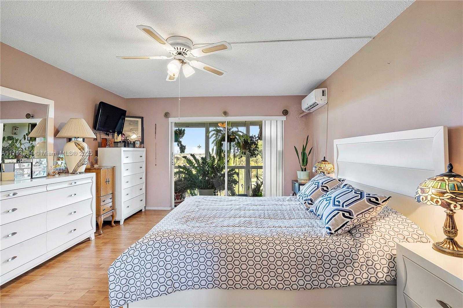 Small Image of 4800 HILLCREST LN #503, Hollywood Number 23