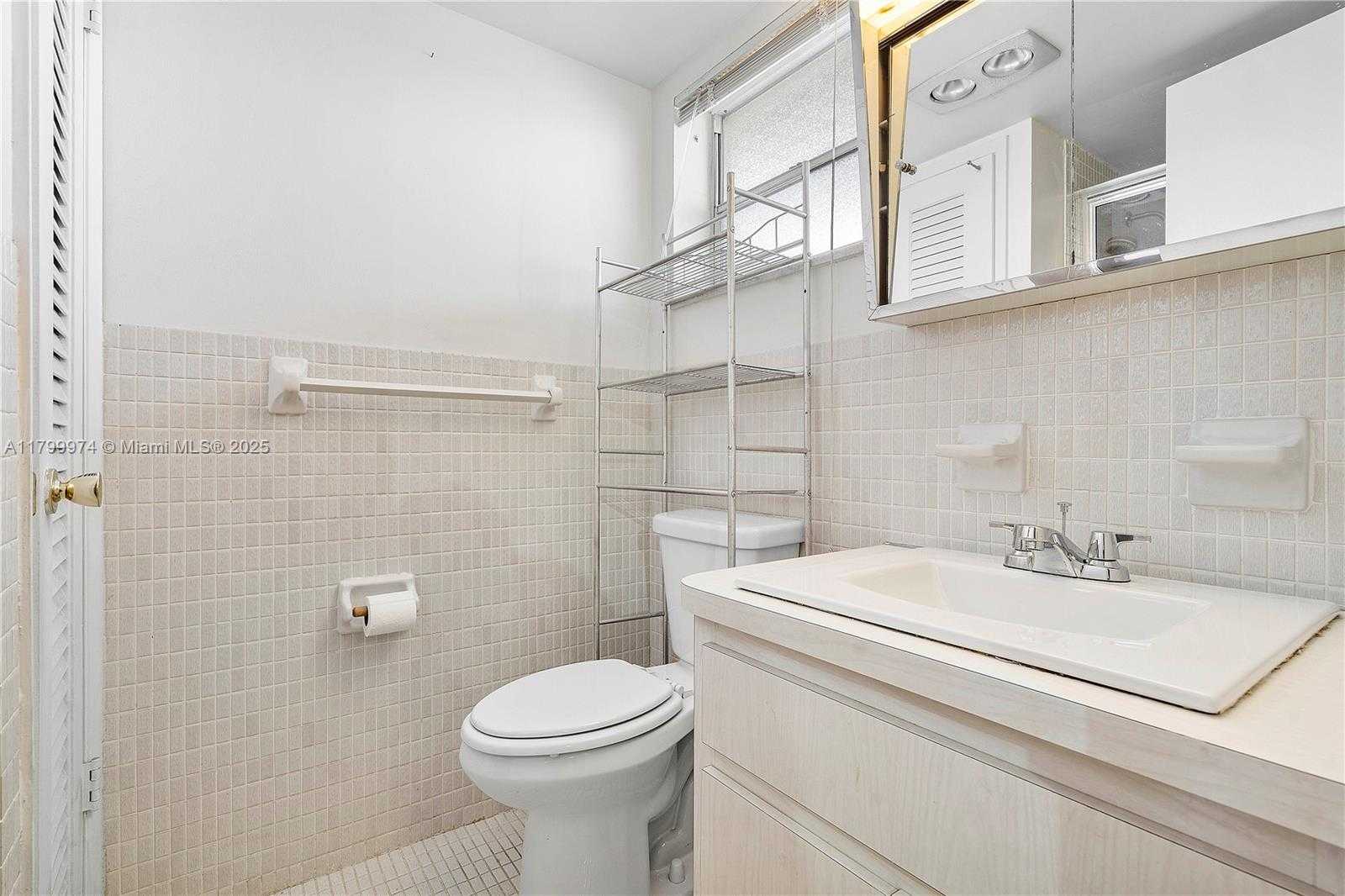 Small Image of 4800 HILLCREST LN #503, Hollywood Number 25