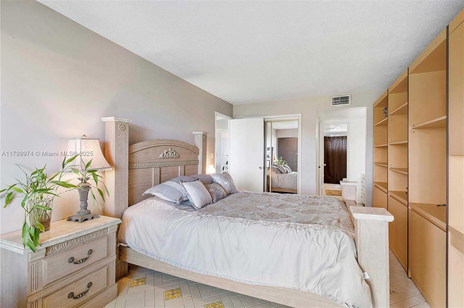 Small Image of 4800 HILLCREST LN #503, Hollywood Number 28