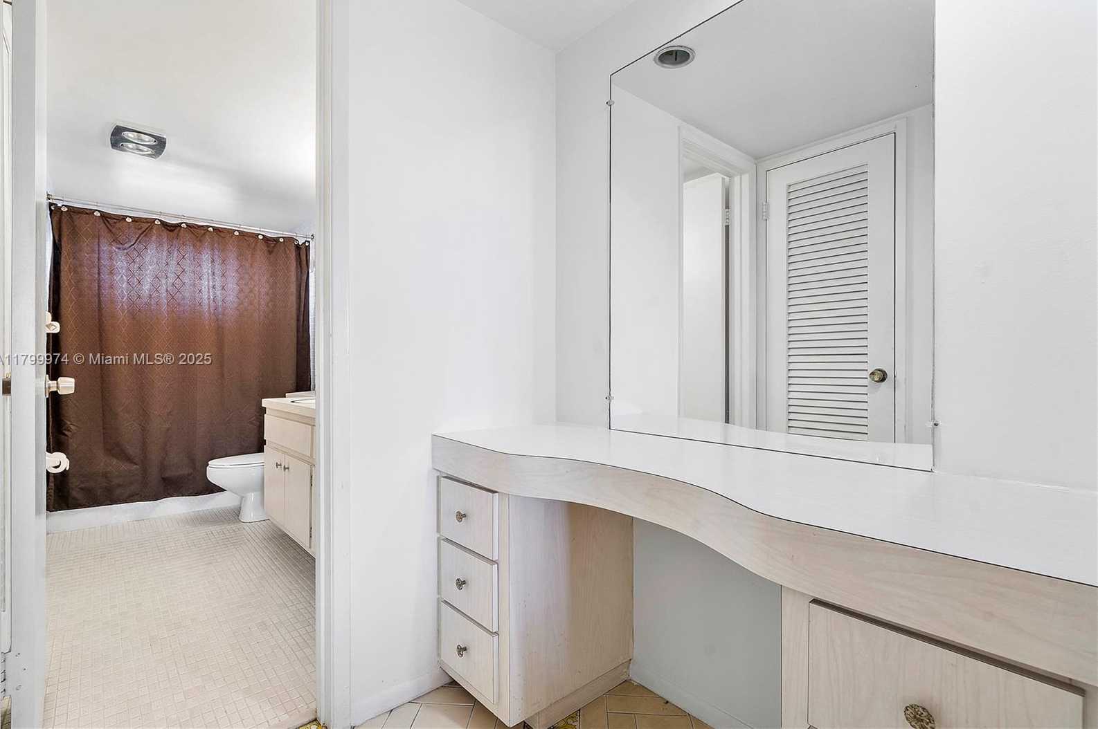 Small Image of 4800 HILLCREST LN #503, Hollywood Number 29
