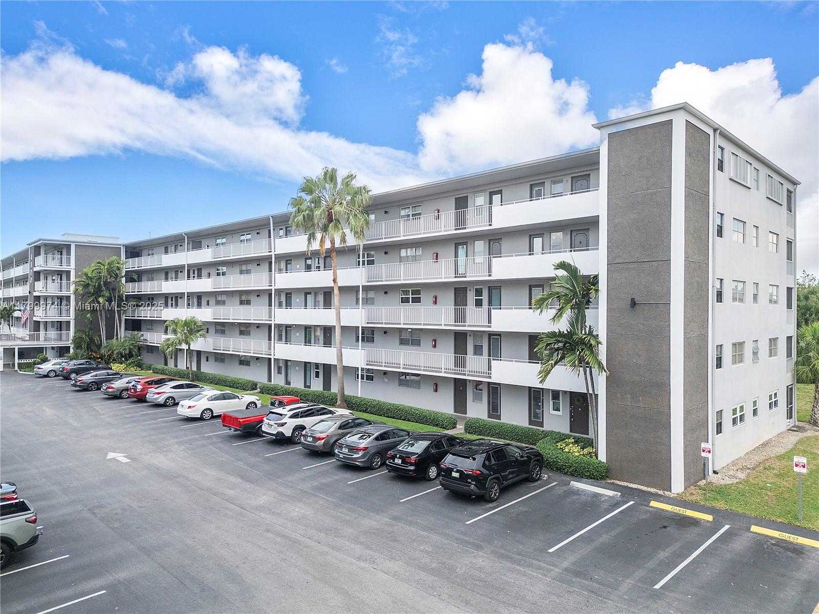 Small Image of 4800 HILLCREST LN #503, Hollywood Number 3