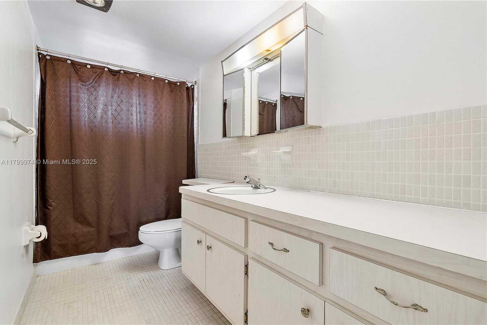 Small Image of 4800 HILLCREST LN #503, Hollywood Number 30