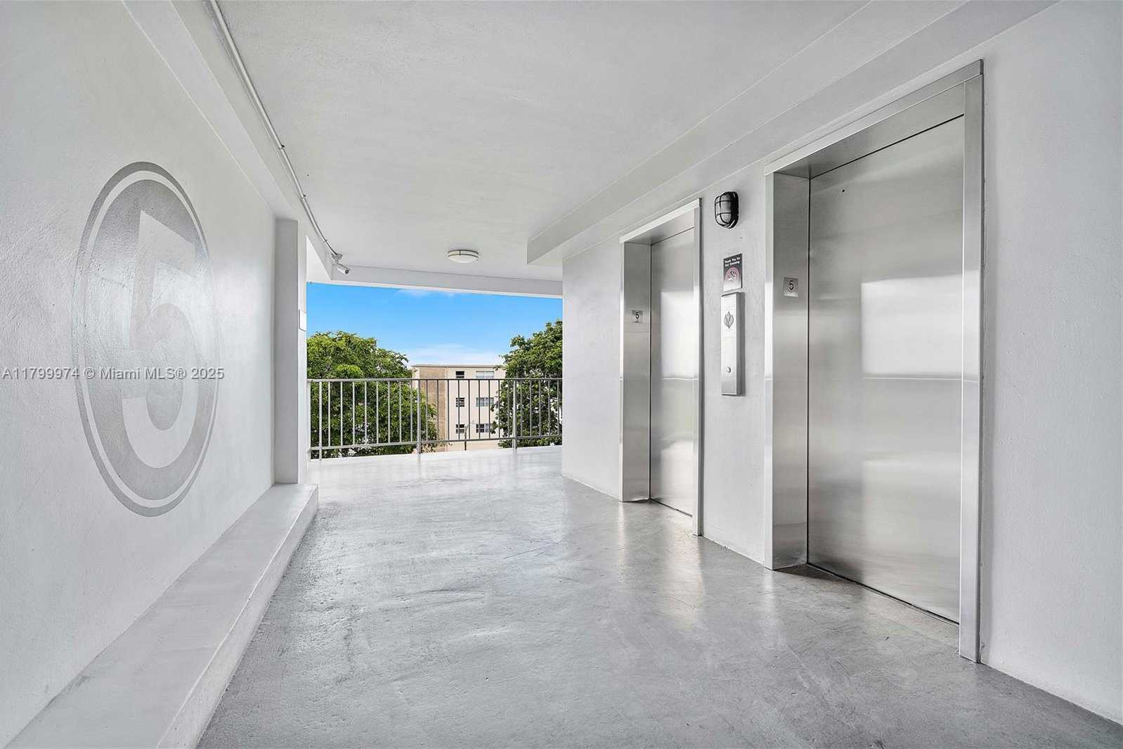 Small Image of 4800 HILLCREST LN #503, Hollywood Number 39