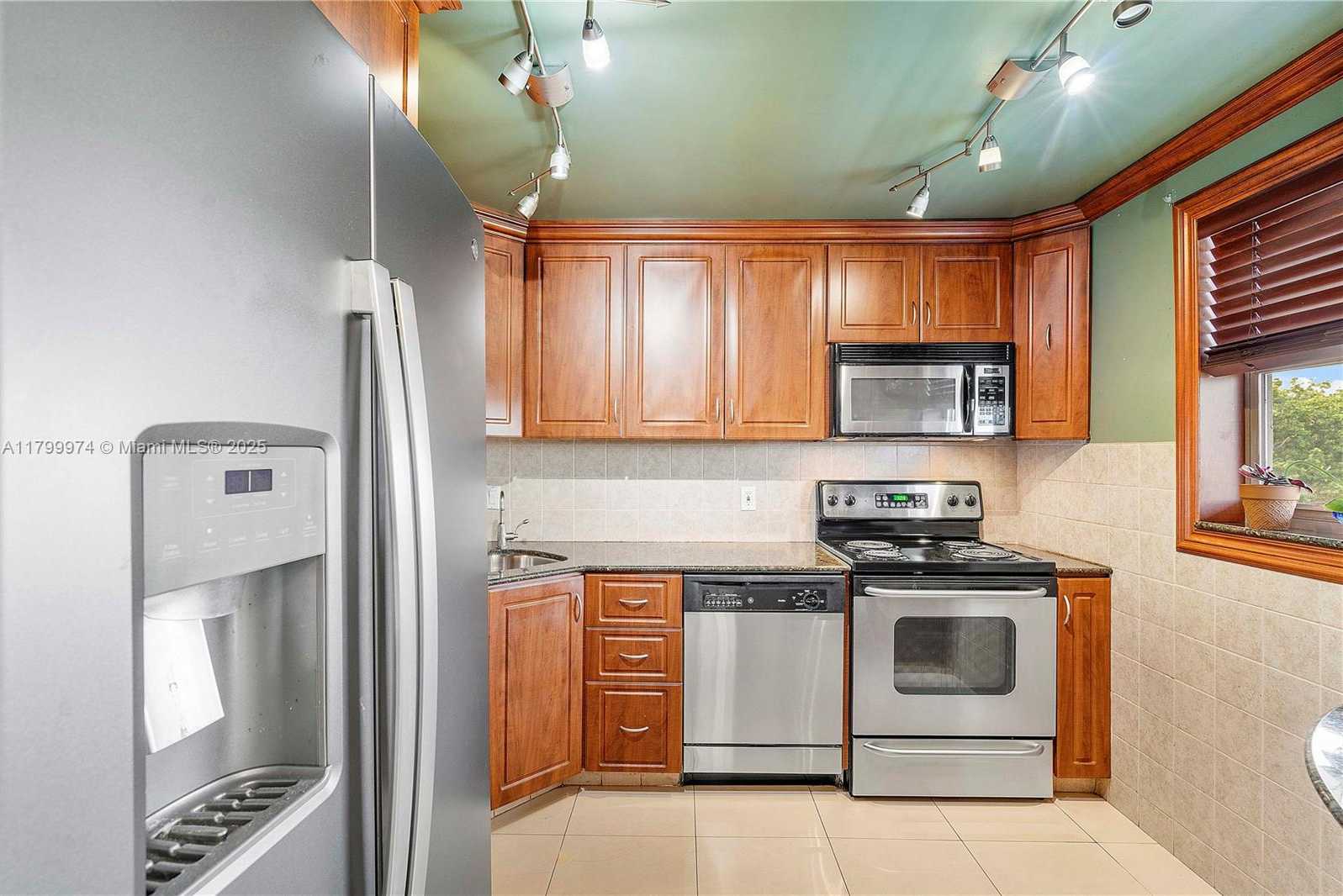 Small Image of 4800 HILLCREST LN #503, Hollywood Number 4