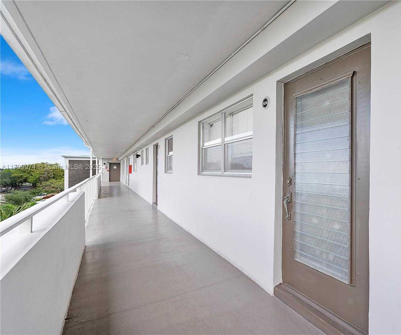 Small Image of 4800 HILLCREST LN #503, Hollywood Number 40