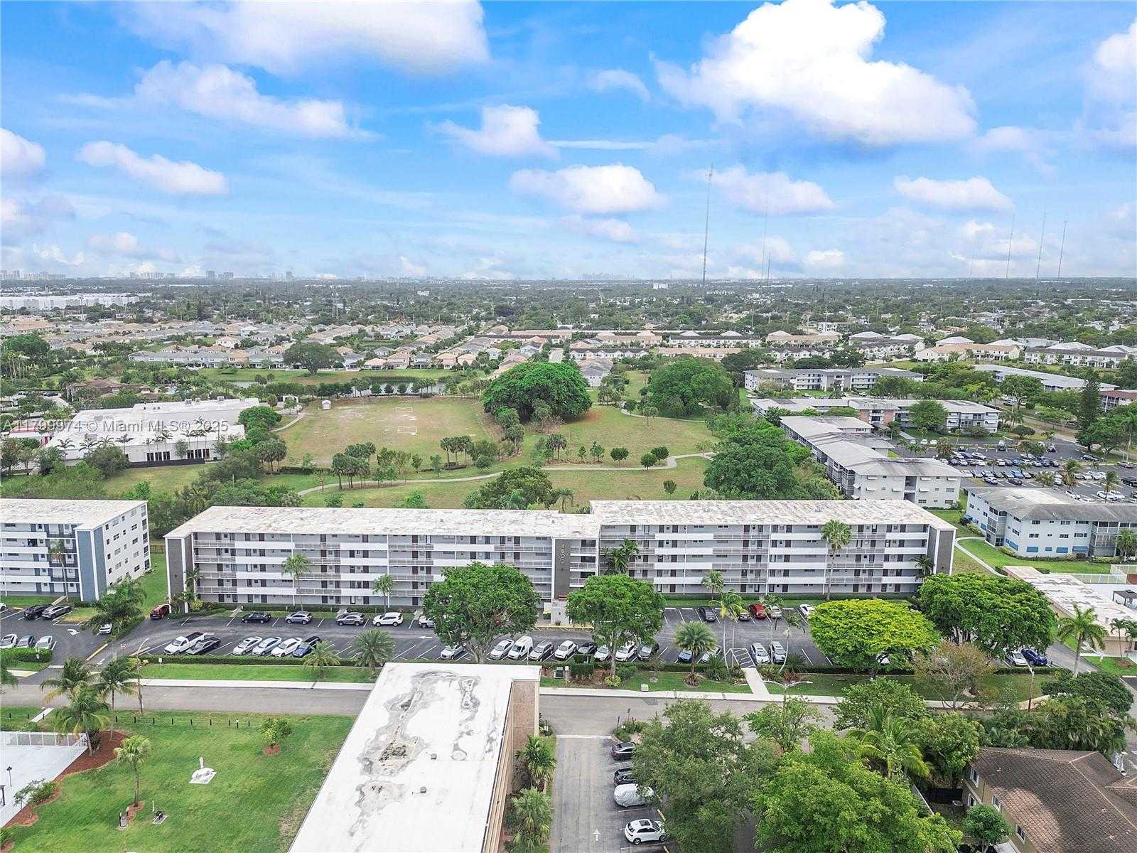 Small Image of 4800 HILLCREST LN #503, Hollywood Number 43
