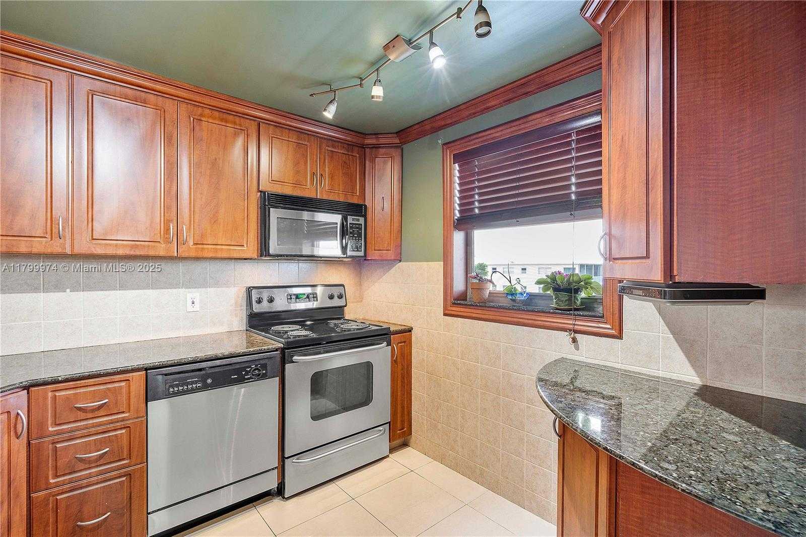 Small Image of 4800 HILLCREST LN #503, Hollywood Number 5