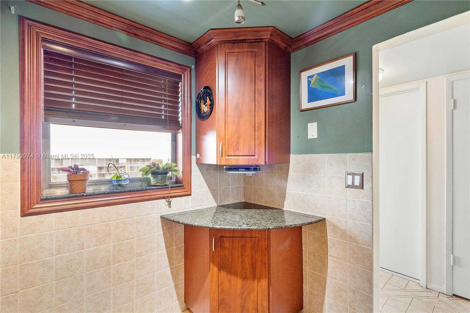 Small Image of 4800 HILLCREST LN #503, Hollywood Number 7